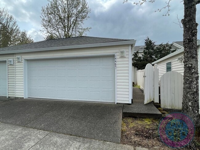 Building Photo - Sunnyside Townhome Close to Restaurants  &...