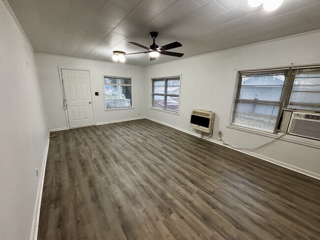 Building Photo - 1116 E Academy St