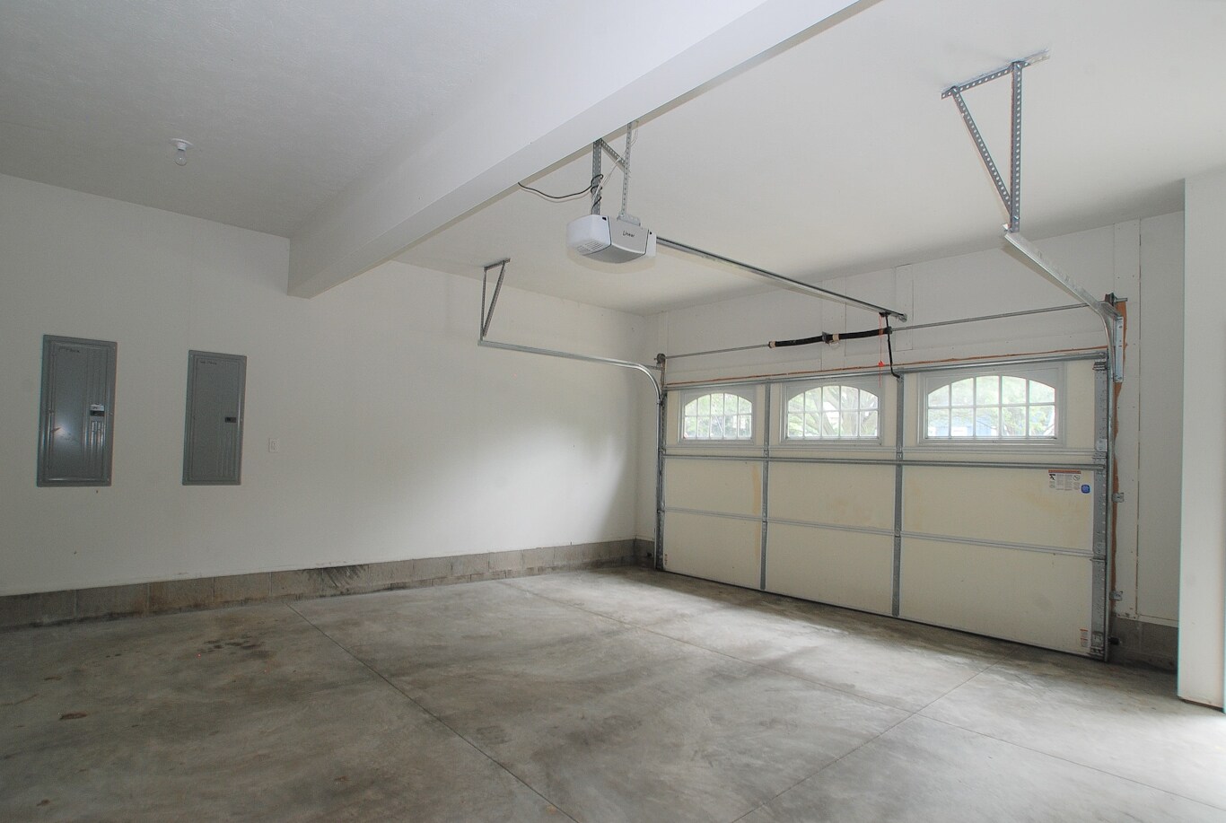 Building Photo - 808 W 2ND St