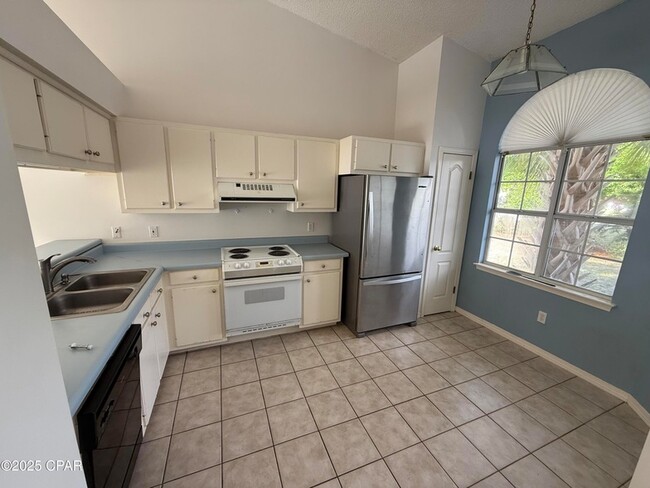 Building Photo - 212 Argonaut St