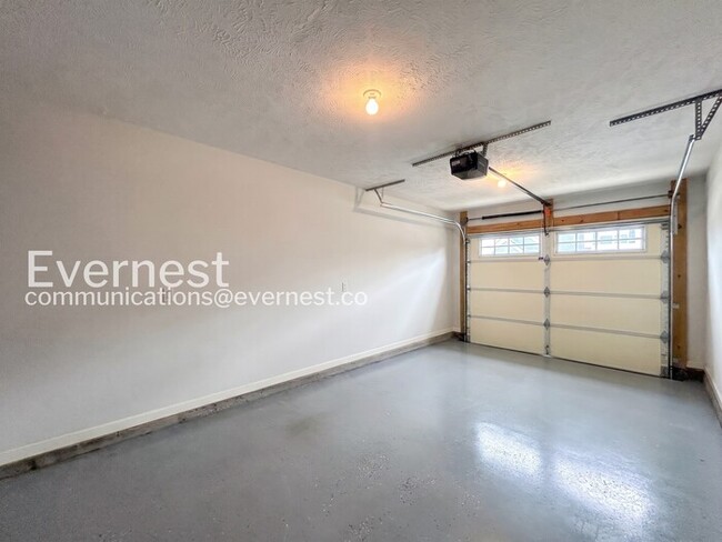 Building Photo - 3 Bed/3 Bath Townhome with Garage / Available Now!
