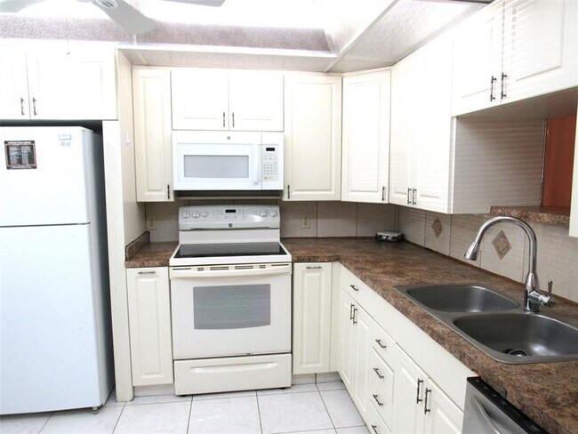 Building Photo - 2804 Victoria Way