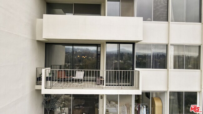 Building Photo - 10433 Wilshire Blvd