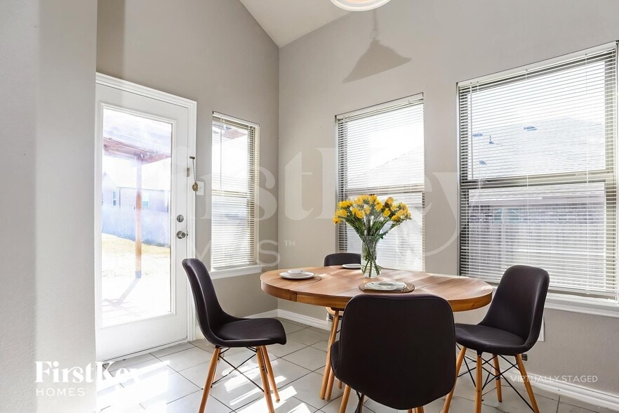 Building Photo - 703 Woodcrest Dr