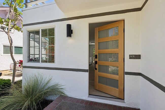 Building Photo - Gorgeously Renovated Historic 3-Bedroom Retreat in Downtown North (Palo Alto)