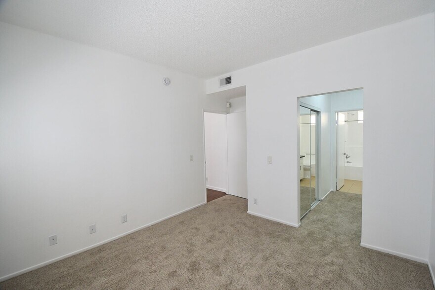 Building Photo - 11315 Moorpark St