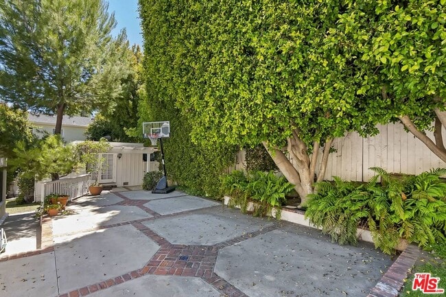 Building Photo - 111 S Glenroy Ave