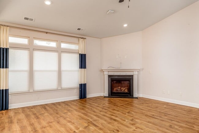 Building Photo - 1208 Ficus Dr