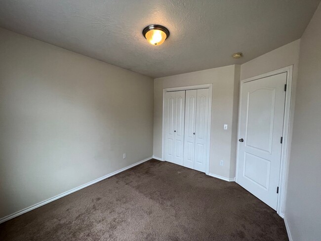 Building Photo - Lovely 4 bedroom (+ 2 living rooms) 2.5 ba...