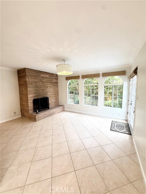 Building Photo - 635 St Ann's Dr