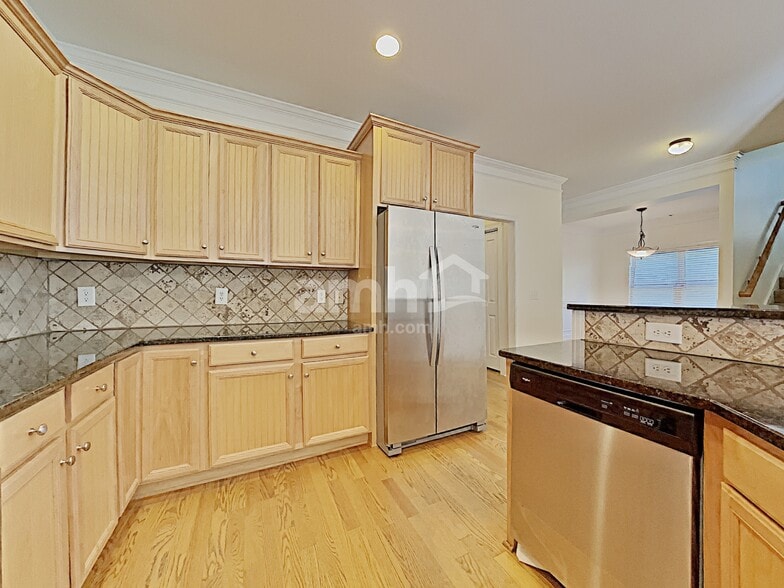 Building Photo - 263 Royal Cres Terrace