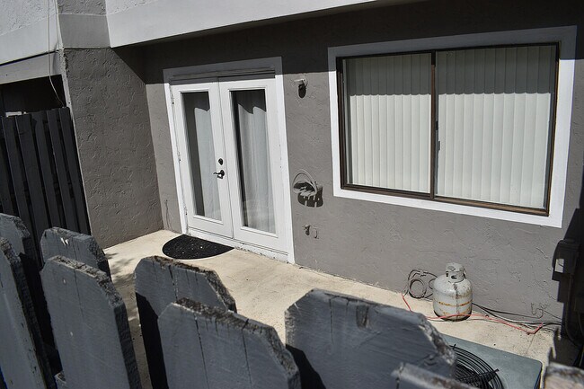 Building Photo - 905 Riverside Dr