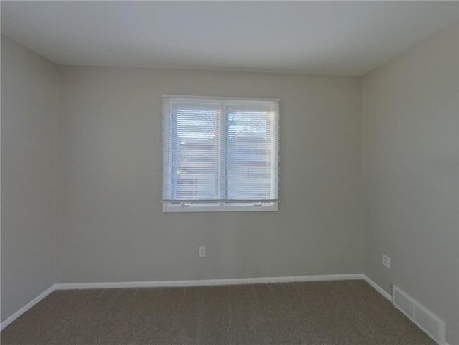 Building Photo - 931 Market St S