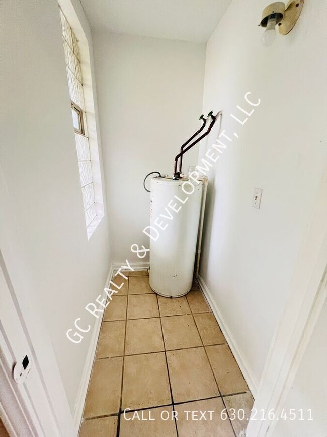 Building Photo - *** $1000 OFF RENT - 4 BEDROOM - 1 BTH / H...