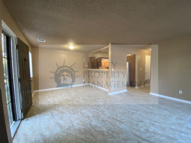 Building Photo - 1190 S Winery Ave