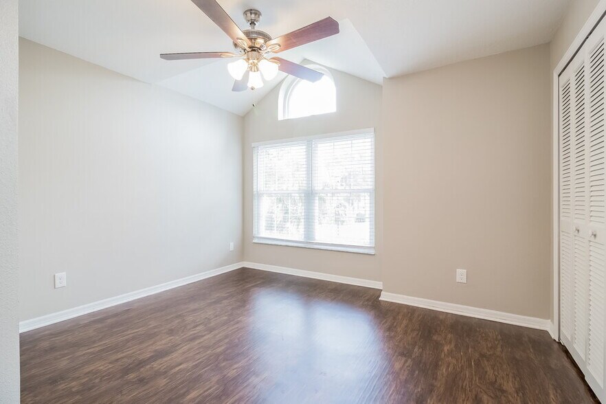 Building Photo - 1230 Glenmore Dr