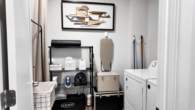 Building Photo - 1424 N Park Pl