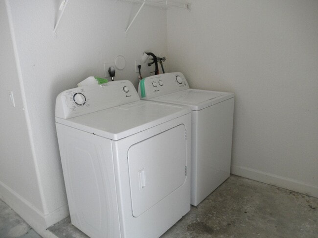 Building Photo - Shoma Townhomes
