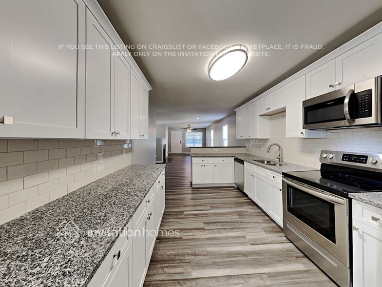 Building Photo - 1105 Kavkaz St