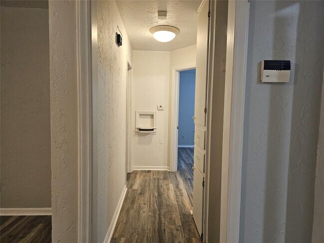 Building Photo - 1112 Jet Dr
