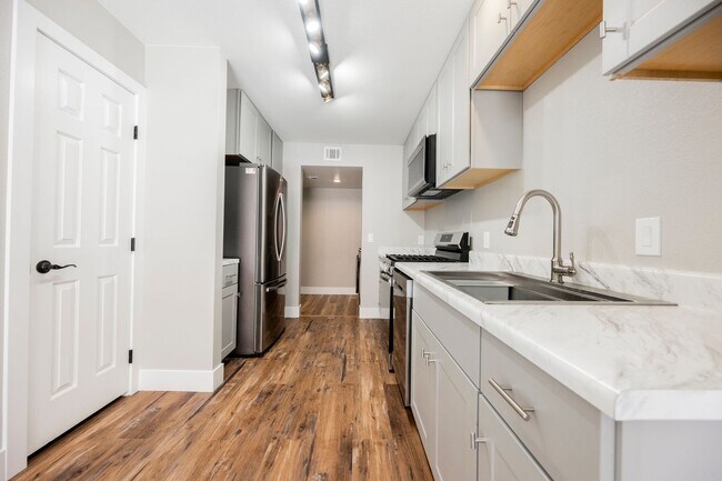 Building Photo - Fully Remodeled 3-Bedroom Townhome