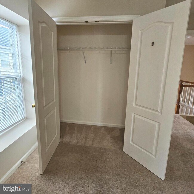Building Photo - 5098 English Terrace