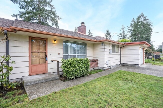 Building Photo - Spacious 4-Bedroom Home with Large Yard, Covered Patio & Garage in Lakewood