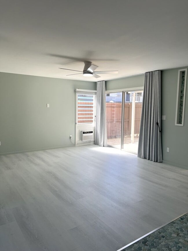 Building Photo - Koko Isle Circle - 4 bedroom, 3 bath townh...