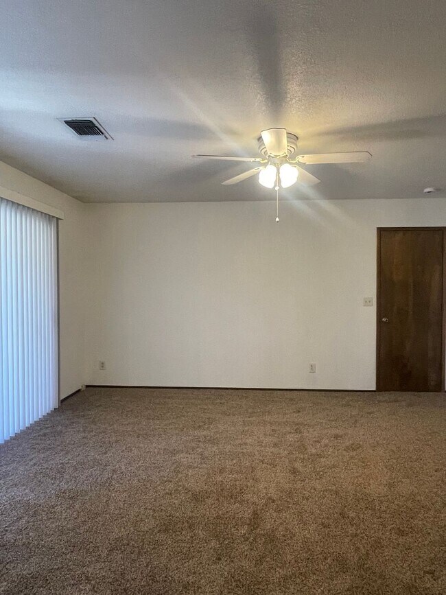 Building Photo - SPACIOUS 3 BED 2 BATH WITH A FAMILY ROOM A...