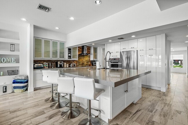 Building Photo - 740 NE 36th St