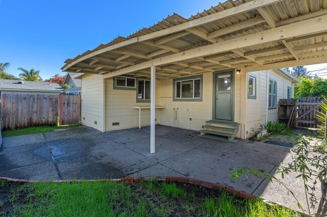 Building Photo - Welcoming 3-Bedroom, 1-Bath Single-Family Home