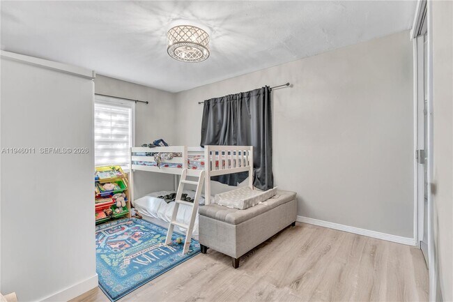 Building Photo - 709 SW 7th Ave