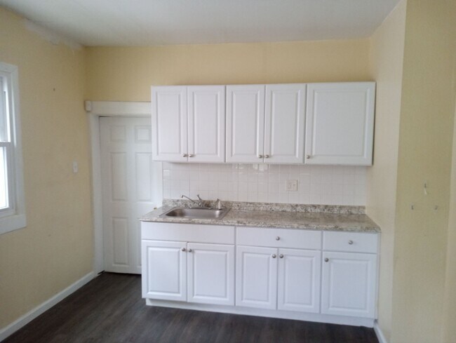 Building Photo - 422 Dexter St