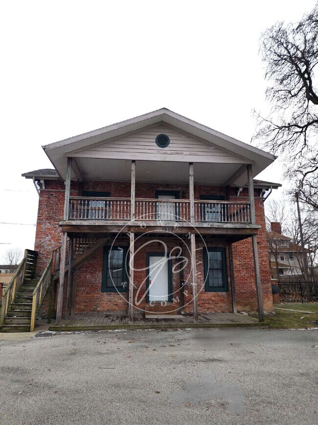 Building Photo - "Charming 1-Bedroom Duplex in Toledo's Vibrant North Huron Neighborhood!"