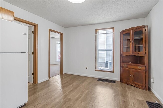 Building Photo - short term lease available