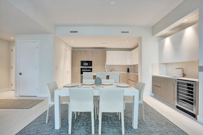 Building Photo - 3100 N Ocean Dr