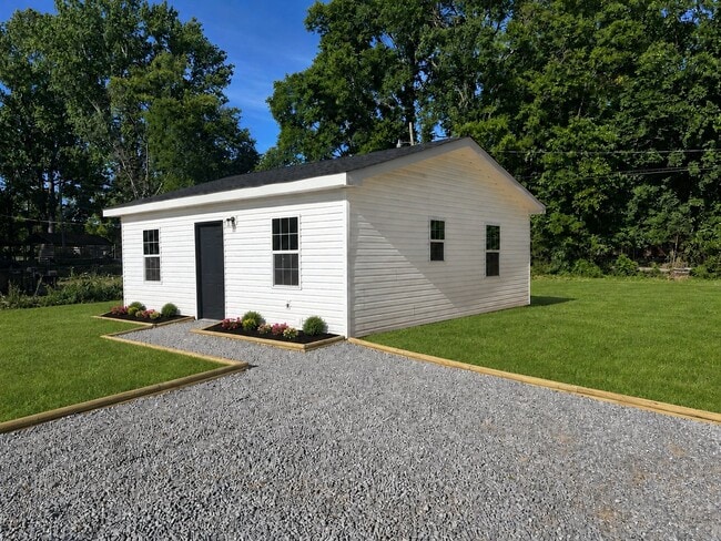 Building Photo - 1860 Circle Dr