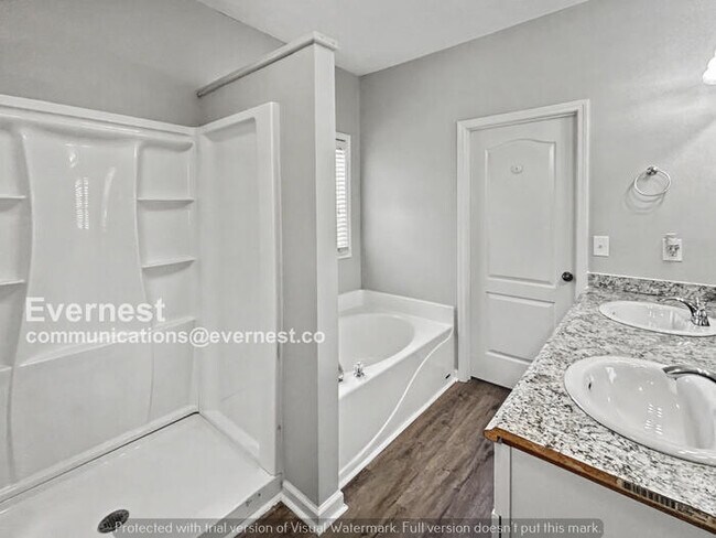 Building Photo - 3 Bed/2 Bath Home with Garage / Pet-Friendly / Available Now!