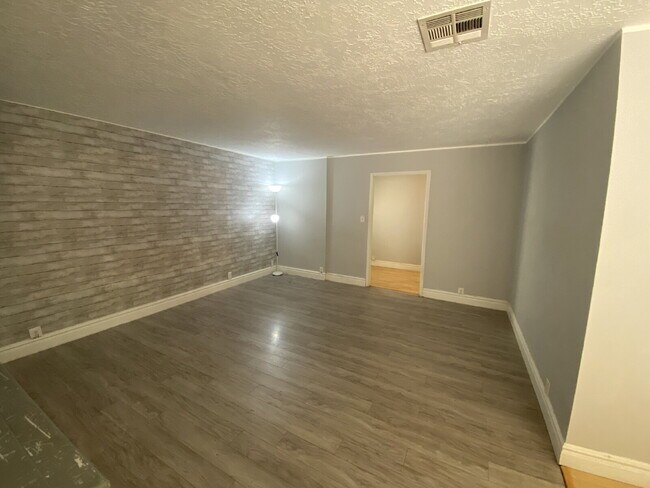 Building Photo - "Spacious 2-Bed, 2-Bath Townhome in Saint George"