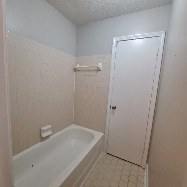 Building Photo - Great Duplex Unit In The Heart of Memphis