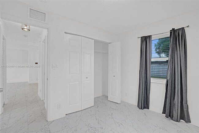 Building Photo - 3431 NW 5th Pl