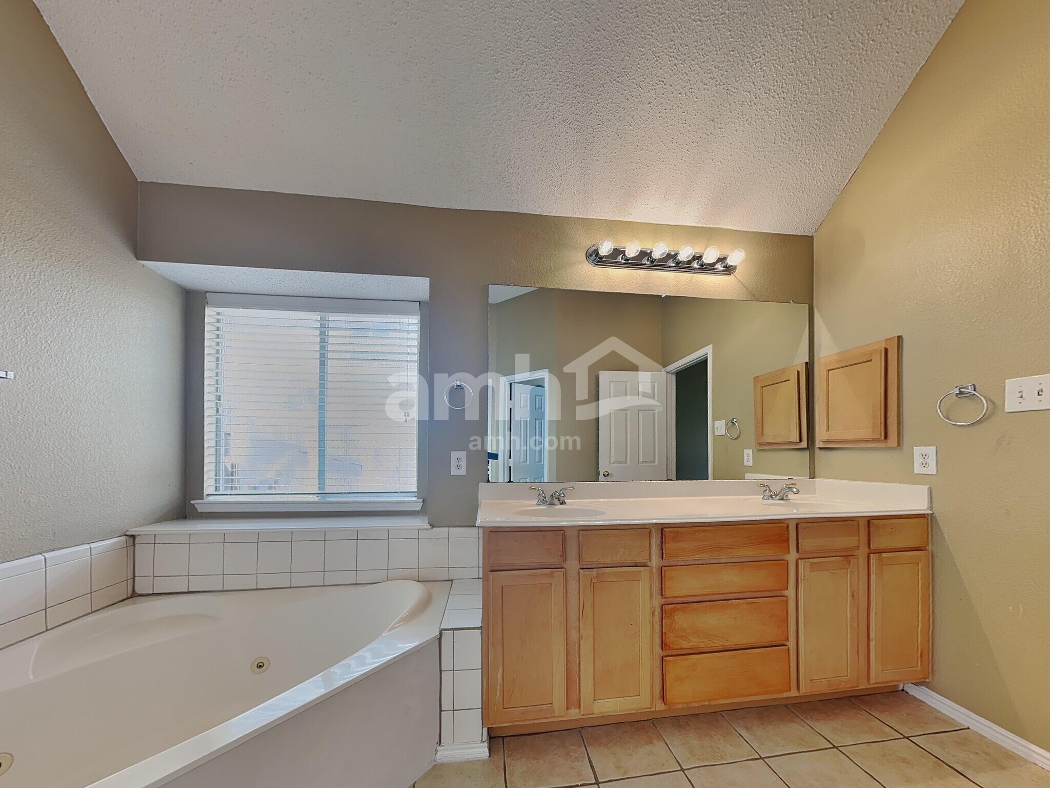 Building Photo - 7716 Parkwood Plaza Dr