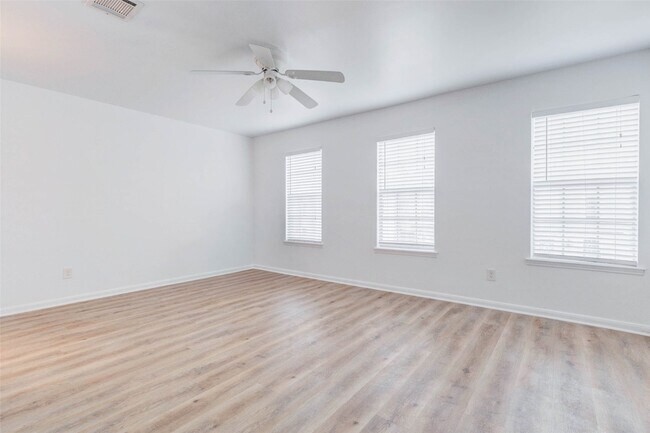 Building Photo - 10720 Briar Forest Dr