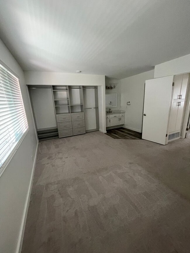 Building Photo - Super Quaint Gated Community - 2BR/1.5 Bath