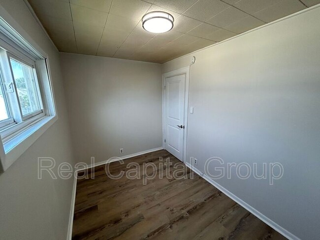 Building Photo - 305 Cable St