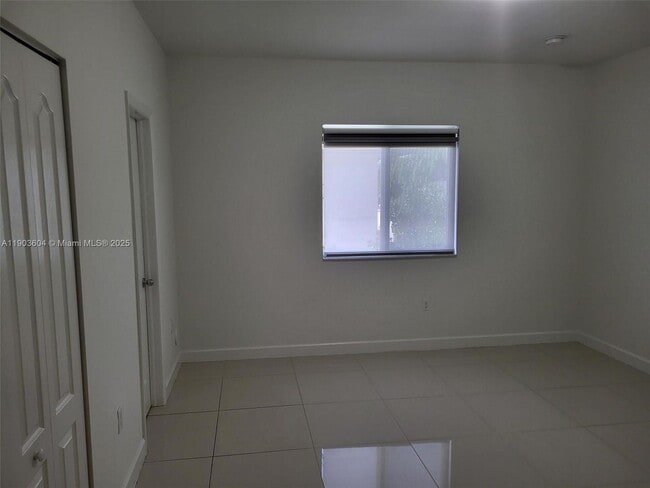 Building Photo - 1027 SW 11th Ave