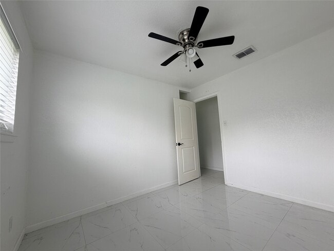 Building Photo - 15865 Ridgeroe Ln