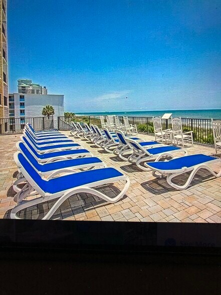 Outdoor sun lounge - 1905 S Ocean Blvd