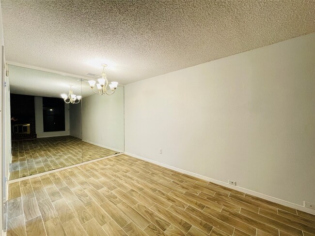 Building Photo - 13892 Hollowgreen Dr