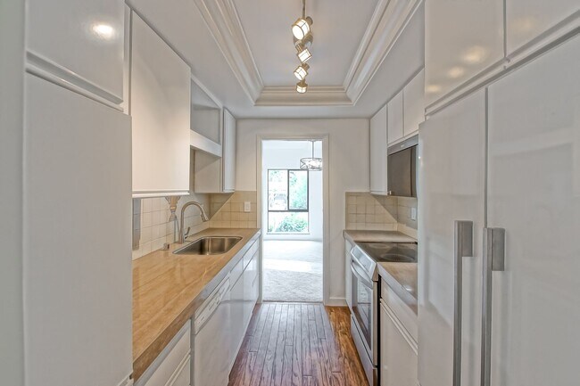 Building Photo - Newly Remodeled, Bright & Airy End Unit Condo in the beautiful "Villa Florenza" Complex in the he...